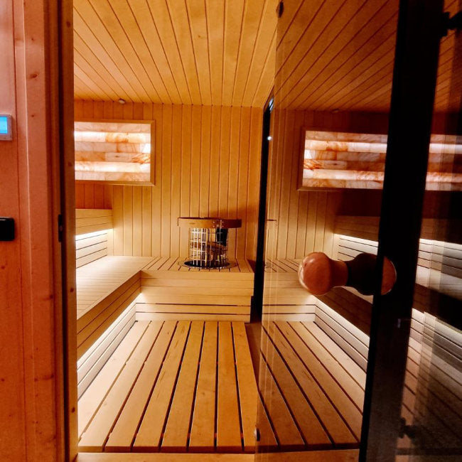 Luxe Buitensauna 'Lugn' met Zoutmuur | Exclusieve Wellness Tuin - Finesse Wellness BV