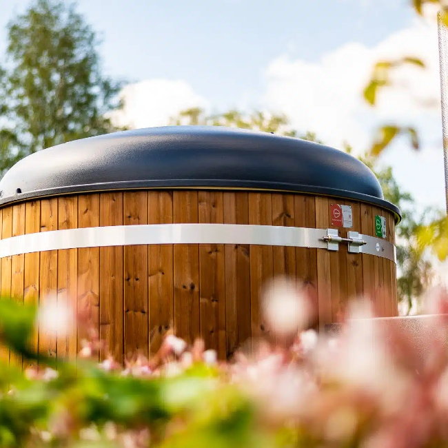 Kirami Steady Hottub: Ergonomisch Comfort in Modern Fins Design - Finesse Wellness BV